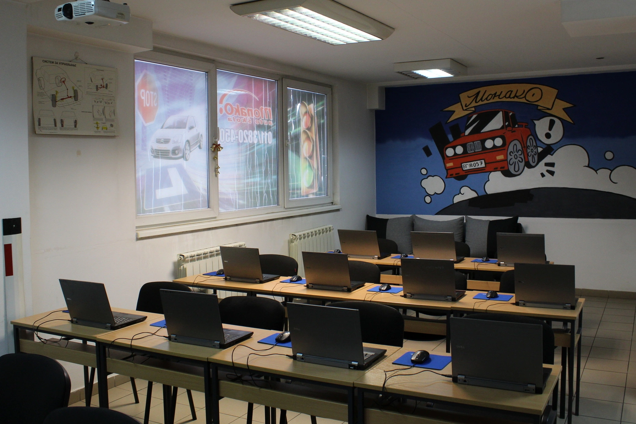 Učionica auto škole Monako za teorijsku obuku